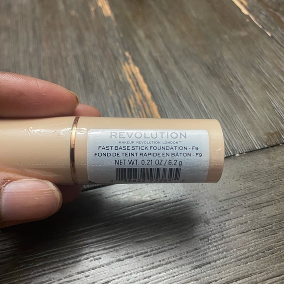 REVOLUTION MAKEUP REVOLUTION LONDON™ FAST BASE STICK FOUNDATION - F9 - Picture 4 of 7